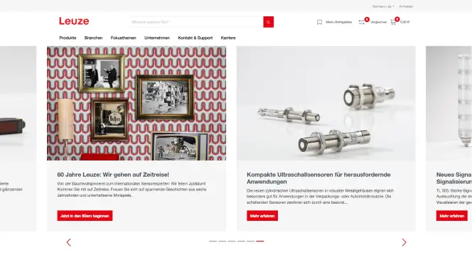  Screenshot der Leuze-Website, zeigt ein Bild mit mehreren gerahmten Fotos zum 60-jährigen Jubiläum mit dem Text 'Wir gehen auf Zeitreise'. Weitere Abschnitte präsentieren kompakte Ultraschallsensoren und neue Signaltechnologie. 