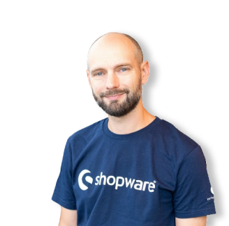 Foto of Sebastian Hamann mit dem Shopware Logo im Hintergrund