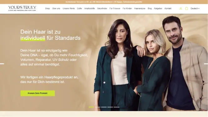  Screenshot der Yours Truly-Website, zeigt drei Personen mit dem Text 'Dein Haar ist zu individuell für Standards' und bietet personalisierte Haarpflegeprodukte an. Ein Button mit 'Kreiere Dein Produkt' ist ebenfalls sichtbar. 